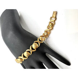 LOVELY! Vtg Signed Napier Gold Brass Plated Xs & Os Bracelet Pat Pend Closure